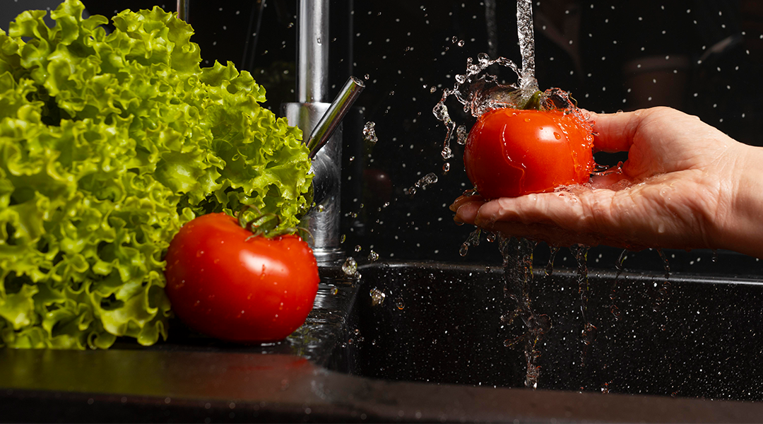 lavando fruta con agua purificada