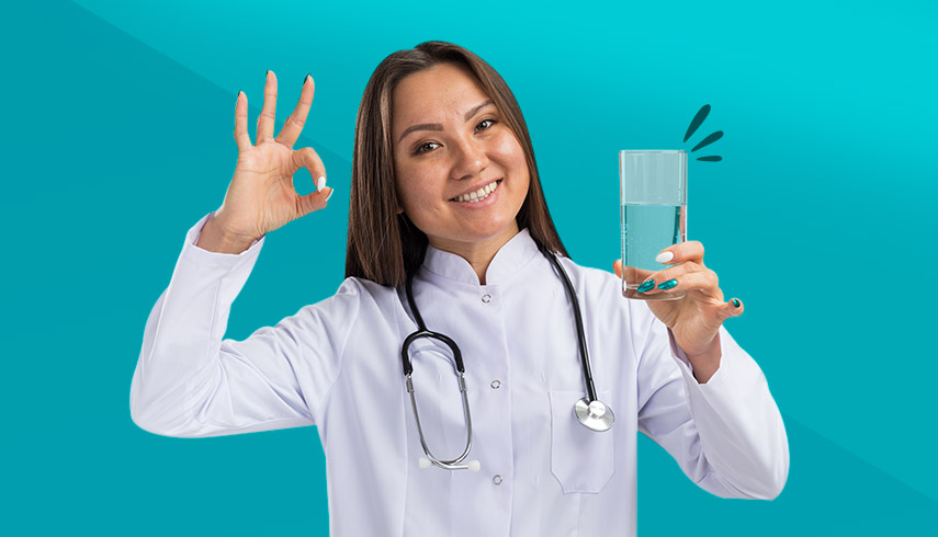 doctora recomendando tomar agua