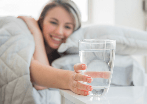 chica-rubia-cogiendo-vaso-de-agua 1