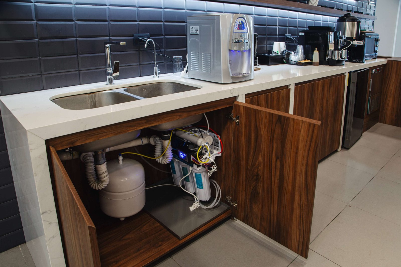 Purificador de agua en cocina de restaurante
