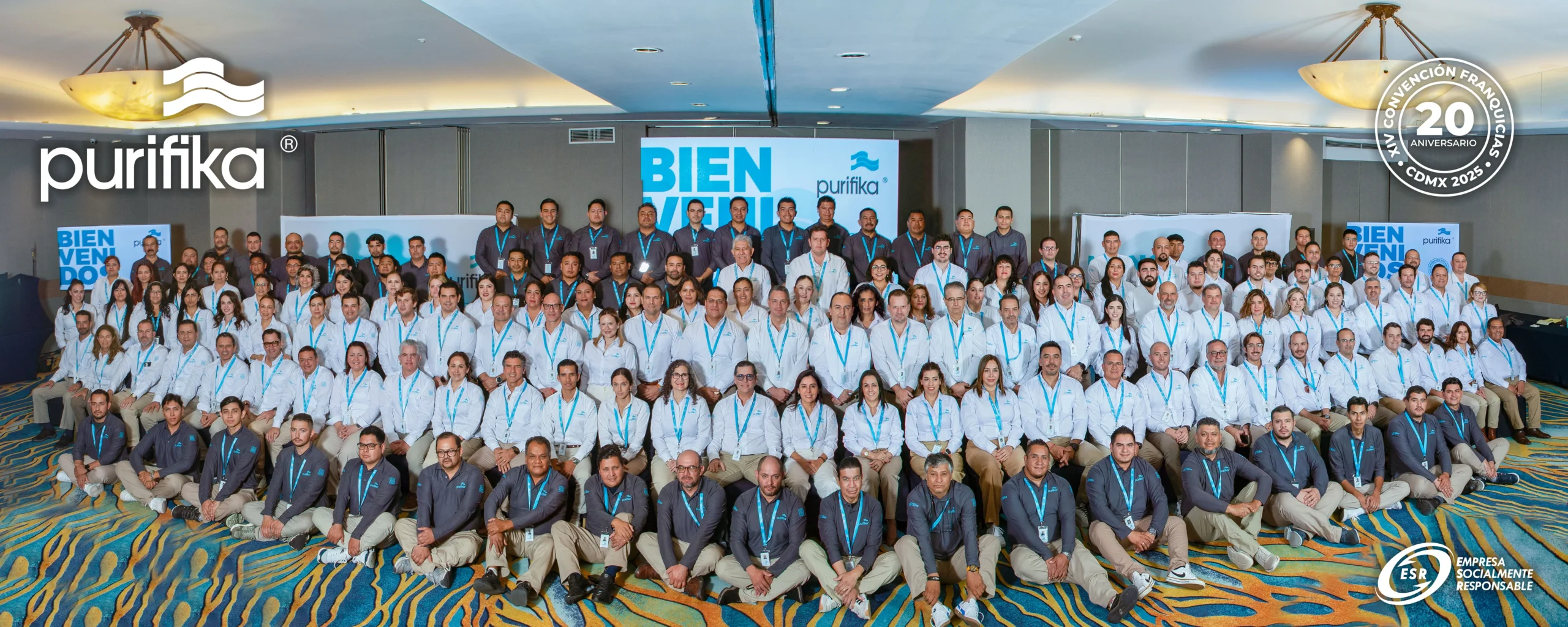 Foto de franquiciatarios frente al mar en la convención Purifika 2023 sede Sonora