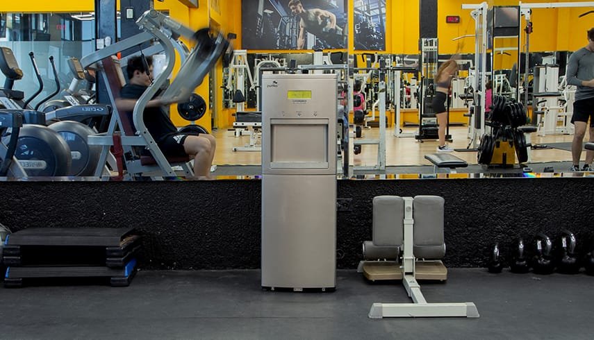 Purificador de agua en un gimnasio