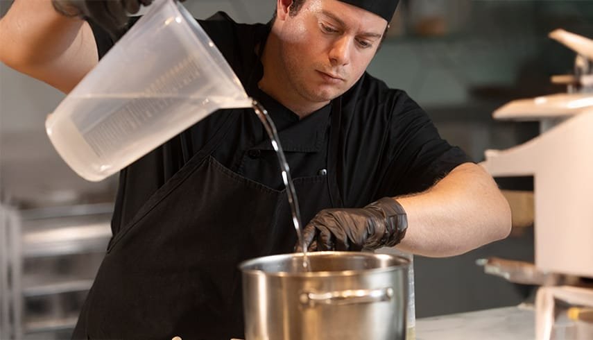 cocinero cocinando con agua purificada
