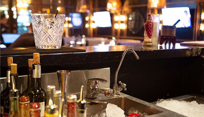 purificador de agua en la cocina de un restaurante